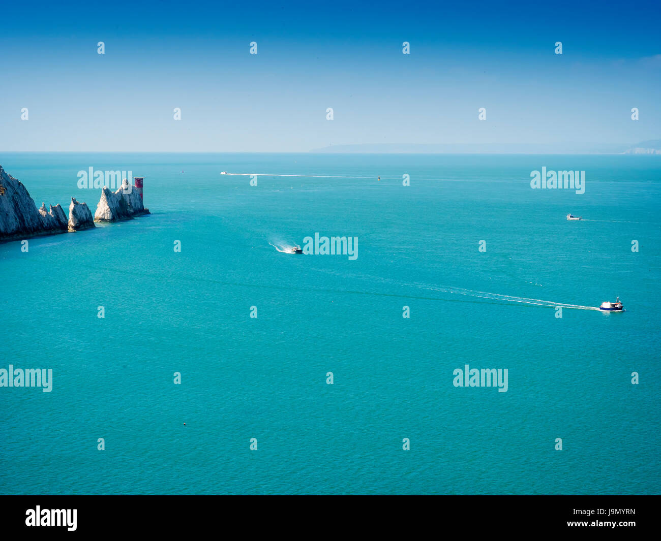 Gli aghi - è una fila di tre distintive di pile di gesso che si ergono dal mare di estremità occidentale dell'Isola di Wight, Regno Unito, vicino ad allume Foto Stock