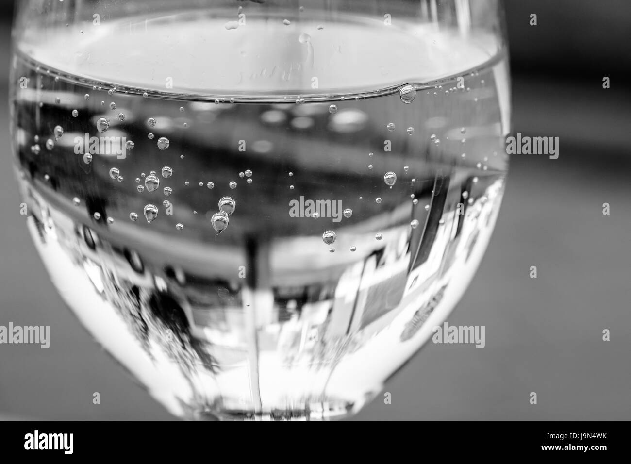 Bicchiere di bollicine di acqua minerale sullo sfondo Foto Stock