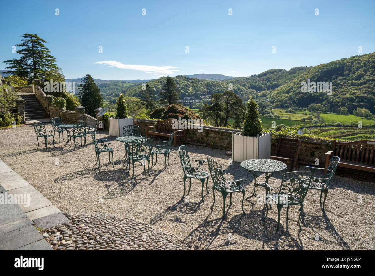 Tavoli e sedie sulla terrazza al Plas Tan y Bwlch giardini nei pressi di Maentwrog in Snowdonia, Galles del Nord, Regno Unito. Foto Stock