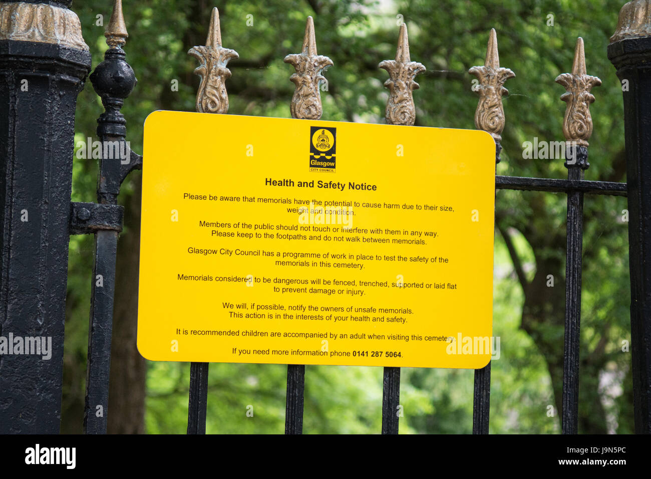Necropoli di Glasgow avviso Avviso sulla salute e sulla sicurezza circa i pericoli di caduta insicura memoriali lapidi. Foto Stock