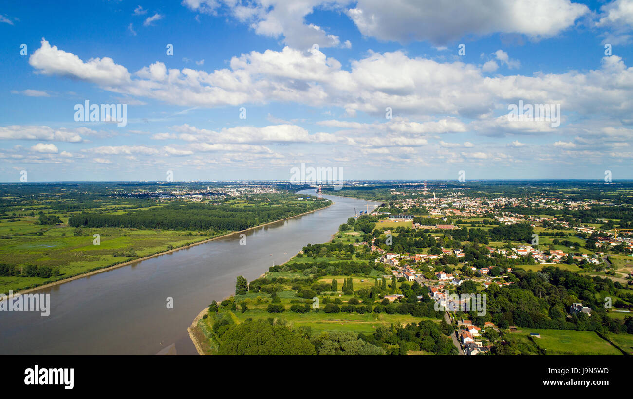 La fotografia aerea di Le Pellerin, Coueron e Nantes, lungo la Loira, Loire Atlantique, Francia Foto Stock