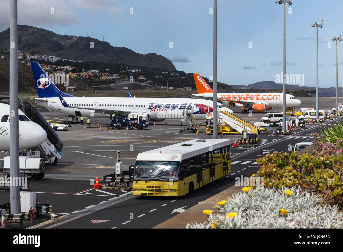 Boeing 737-9GJ dell'aeroporto di Madeira, vicino Fuchal, recentemente rinominato Christiano Ronaldo International Airport. Di proprietà di Travel Service Foto Stock