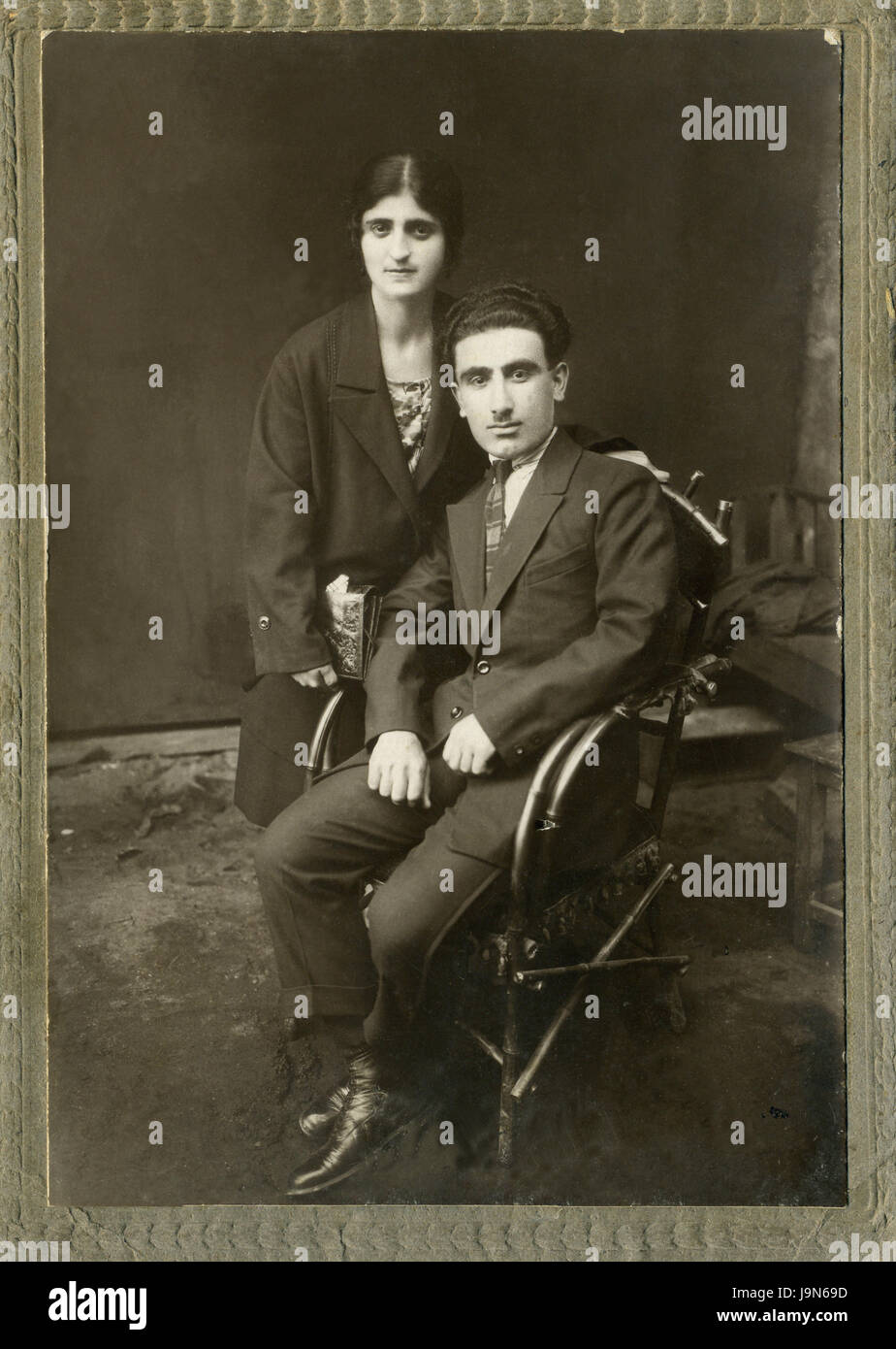 Antica Foto Di Famiglia Di Un Tempo Passato Lontani Parenti Circa 1917 Armenia Foto Stock Alamy