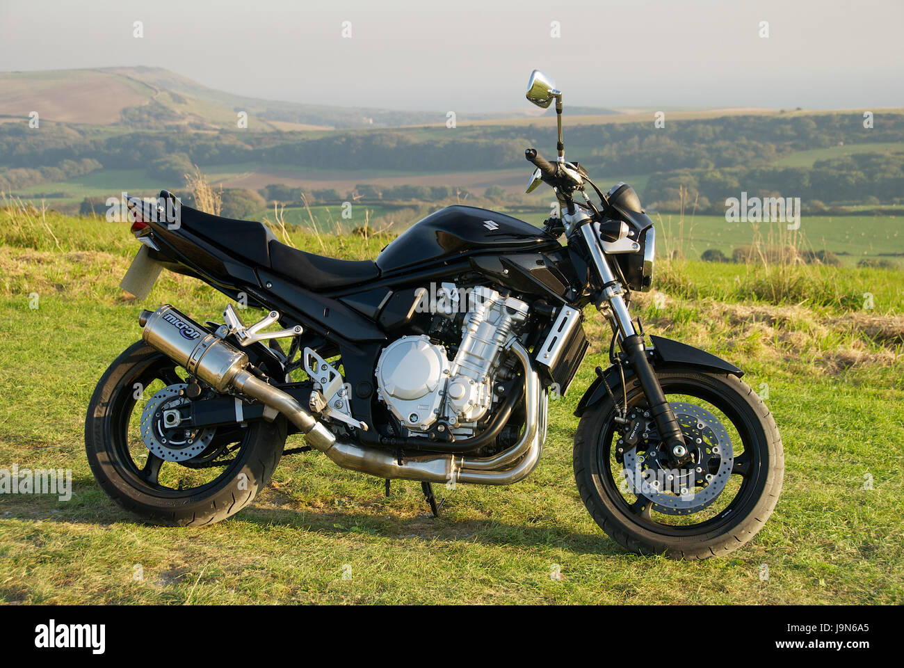 Suzuki 1250 Bandit con un micron di scarico in una località del paese Foto Stock