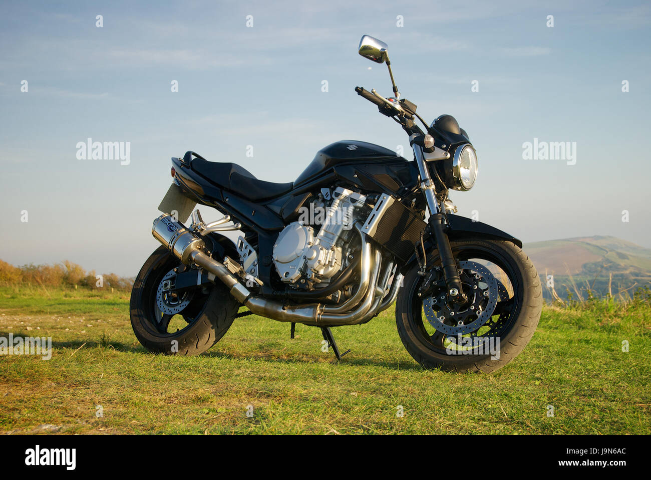 Suzuki 1250 Bandit con un micron di scarico in una località del paese Foto Stock