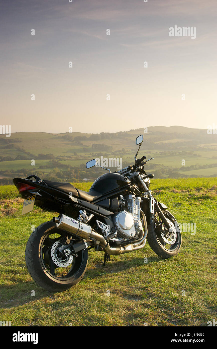 Suzuki 1250 Bandit con un micron di scarico in una località del paese Foto Stock
