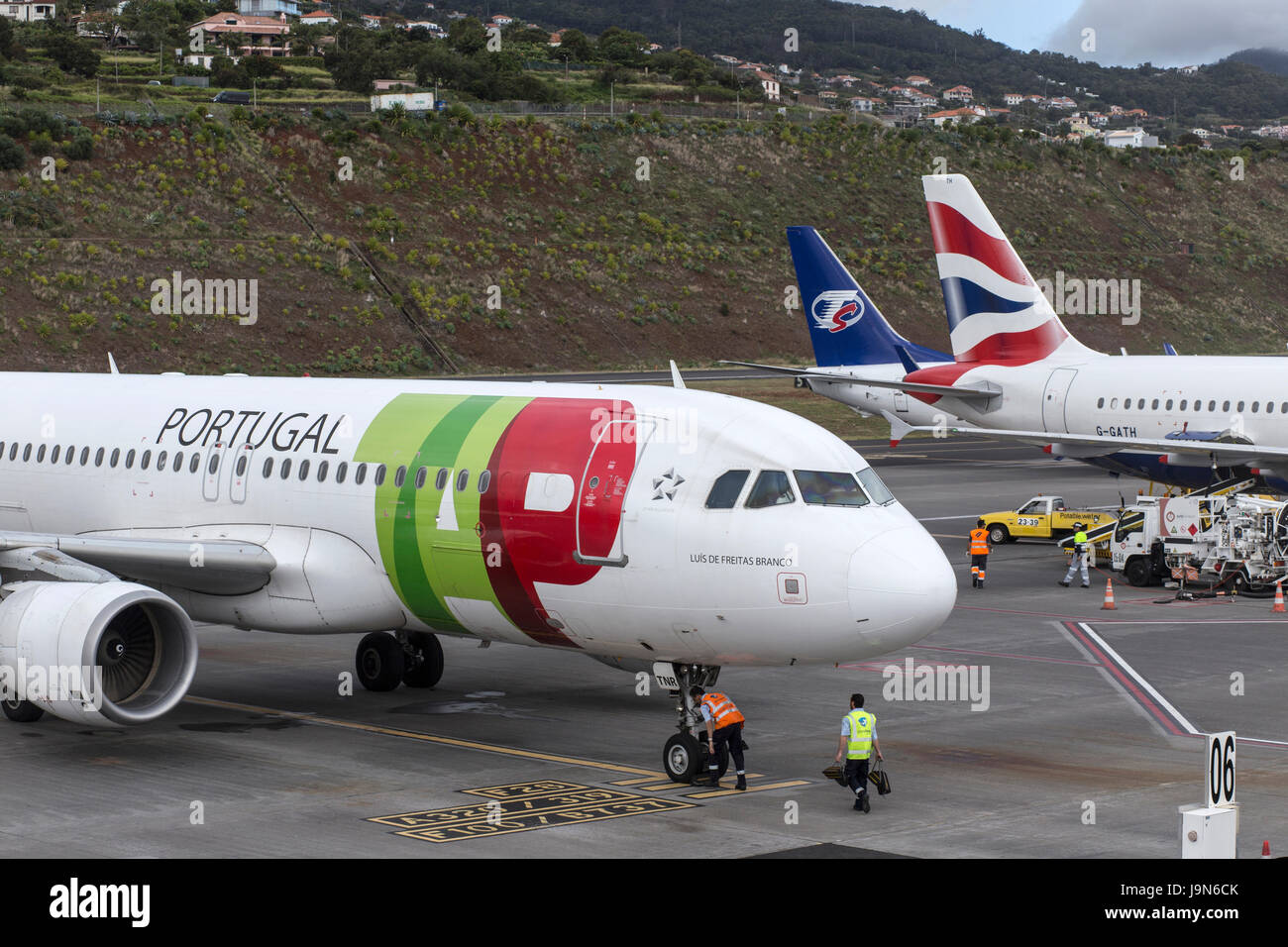 Airbus A320 appartenenti a TAP Portugal Airlines presso l'aeroporto di Madeira, vicino Fuchal, recentemente rinominato Christiano Ronaldo International Airport Foto Stock