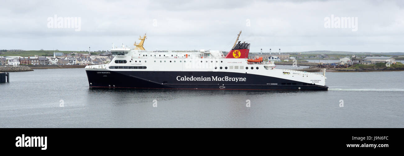 Di trasporto passeggeri e di traghetto per auto MV Loch Seaforth avvicinando Stornoway Harbour, Ebridi Esterne, Scotland, Regno Unito Foto Stock
