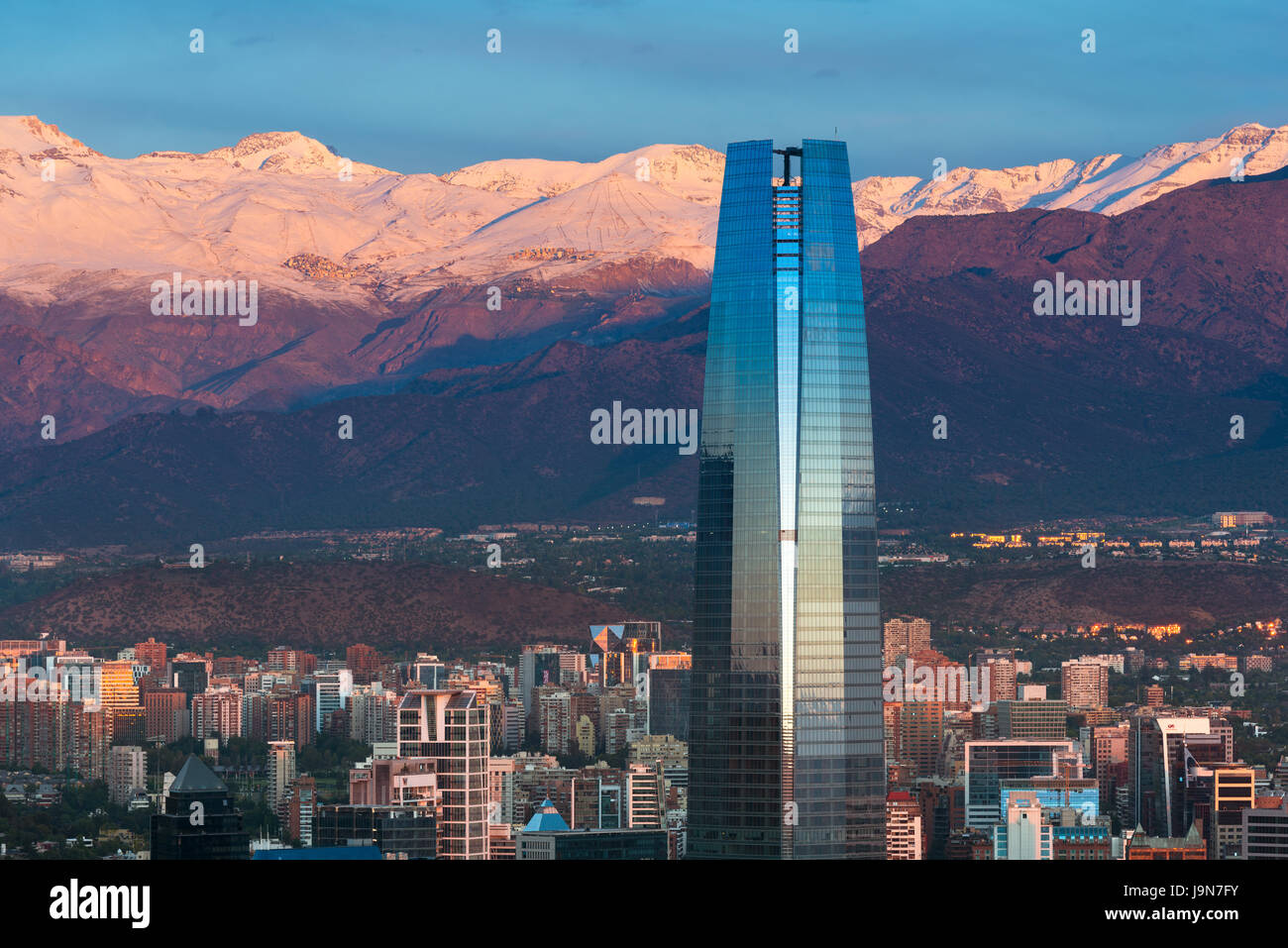 Santiago, Regione Metropolitana, Cile - Vista Gran Torre Santiago, l'edificio più alto in America Latina, un 64-storia grattacielo alto Foto Stock