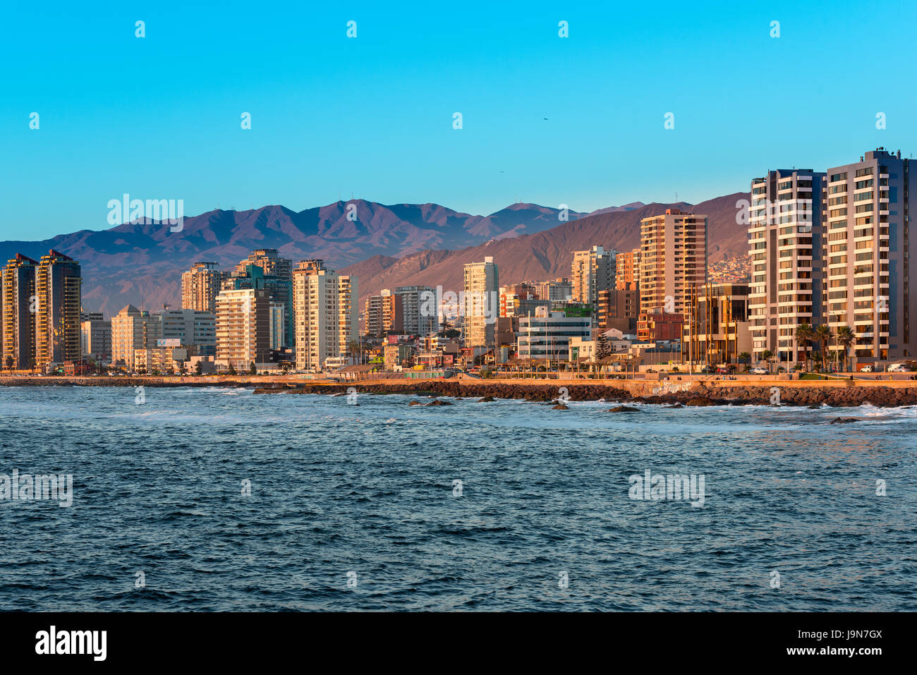 Antofagasta, regione de Antofagasta, Cile - Vista panoramica della costa di Antofagasta, conosciuta come la Perla del Nord e il grande Foto Stock