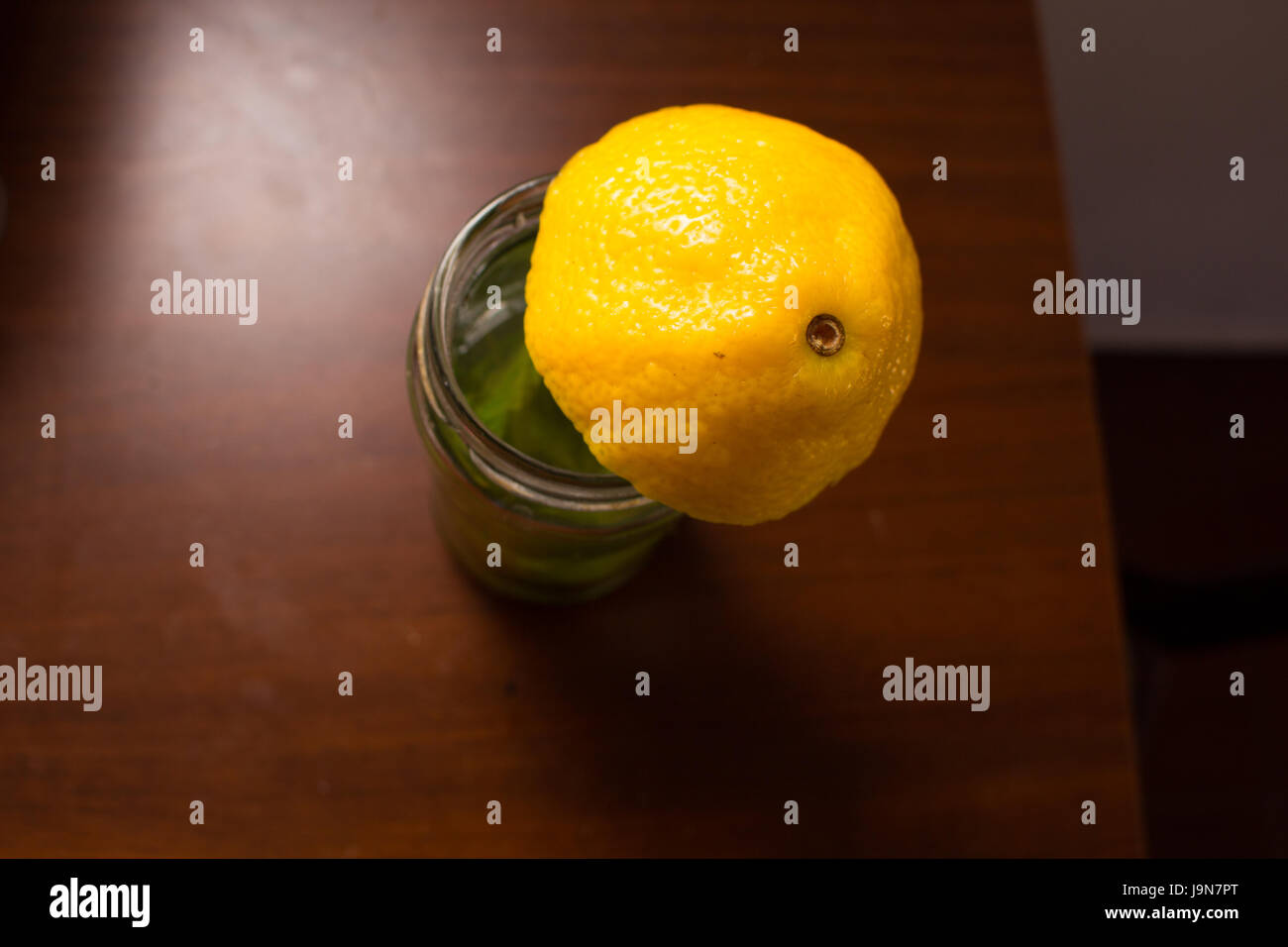 Bicchiere di tè alla menta con il limone Foto Stock