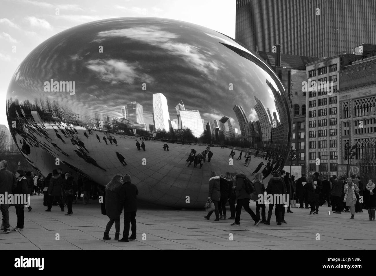 Lo skyline della città si riflette nella altamente lucidato Cloud Gate, noto anche come il fagiolo, nel centro cittadino di Millennium Park di Chicago, Illinois. Foto Stock