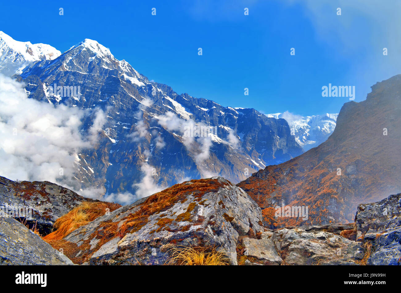 Colorato paesaggio di montagna in Himalaya. Annapurna regione, Foto Stock