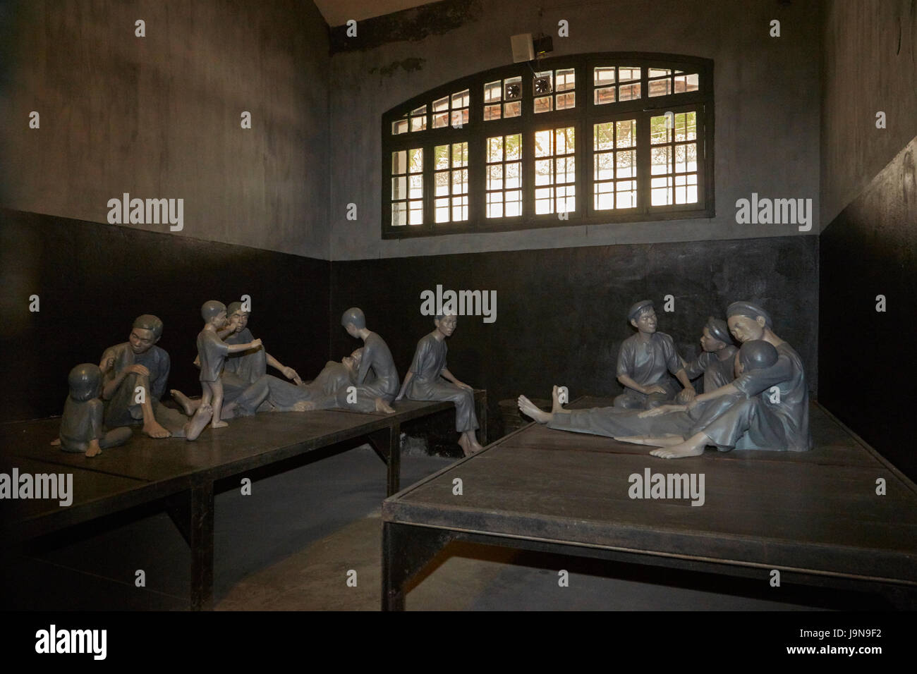 A GRANDEZZA NATURALE modello di prigionieri femmina e i bambini nella cella, Hoa Lo Prison Museum, (aka Hanoi Hilton), Hanoi, Vietnam Foto Stock