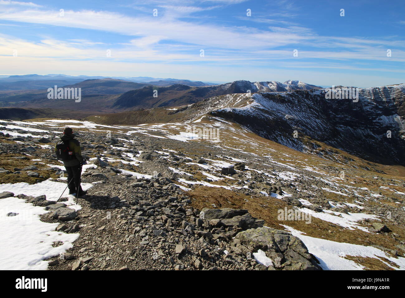 Escursionista ammirando le viste sulla valle Ogwen a Tryfan e oltre. Foto Stock