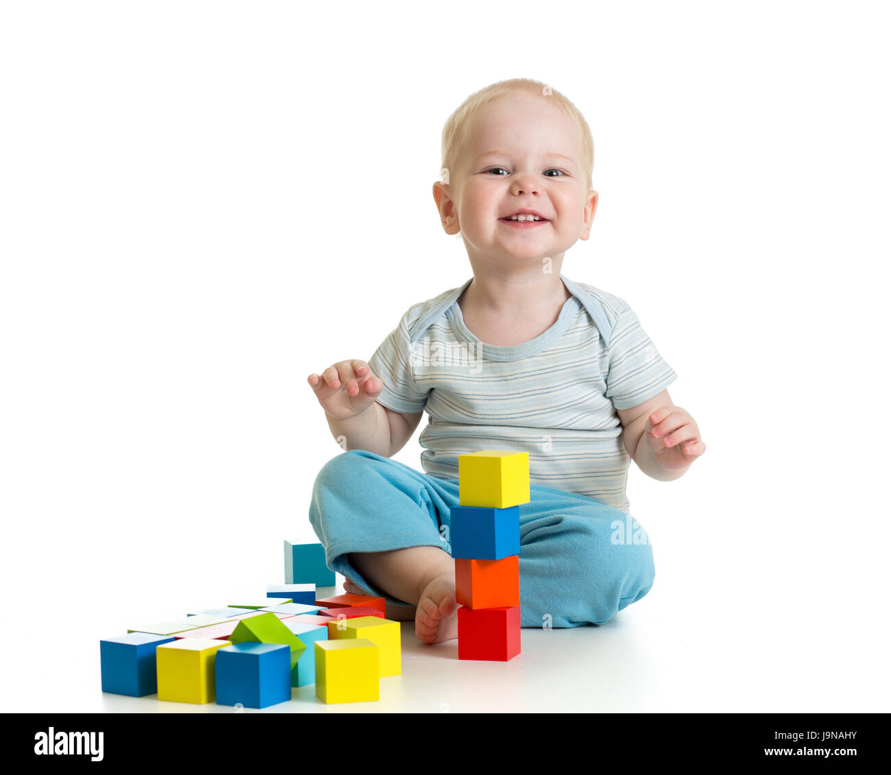 Divertente giocare bambino giocattolo di legno blocchi isolati su bianco Foto Stock