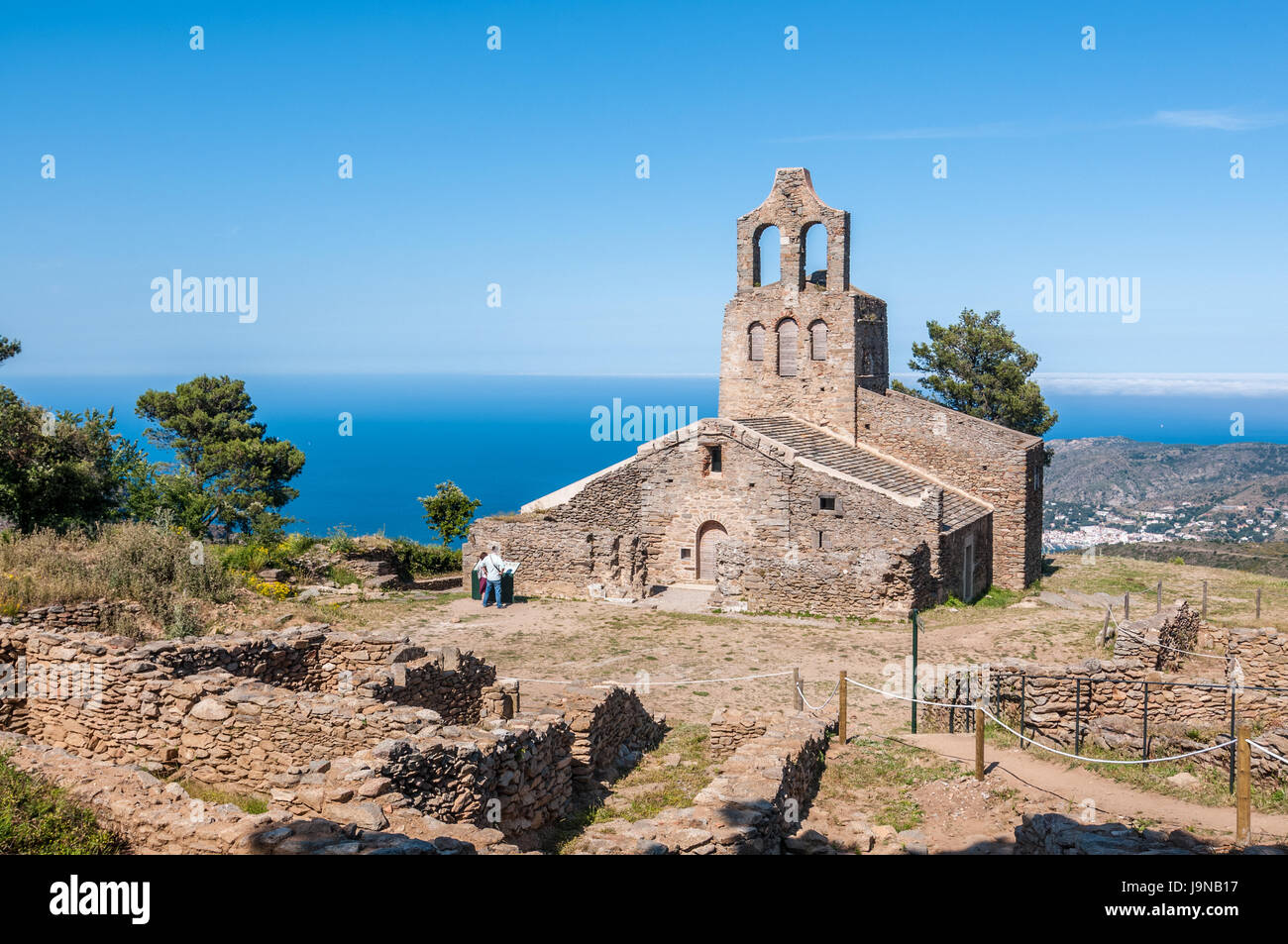 Vista di Santa Helena chiesa vicino a Sant Pere de Rodes, Girona, Catalogna Foto Stock