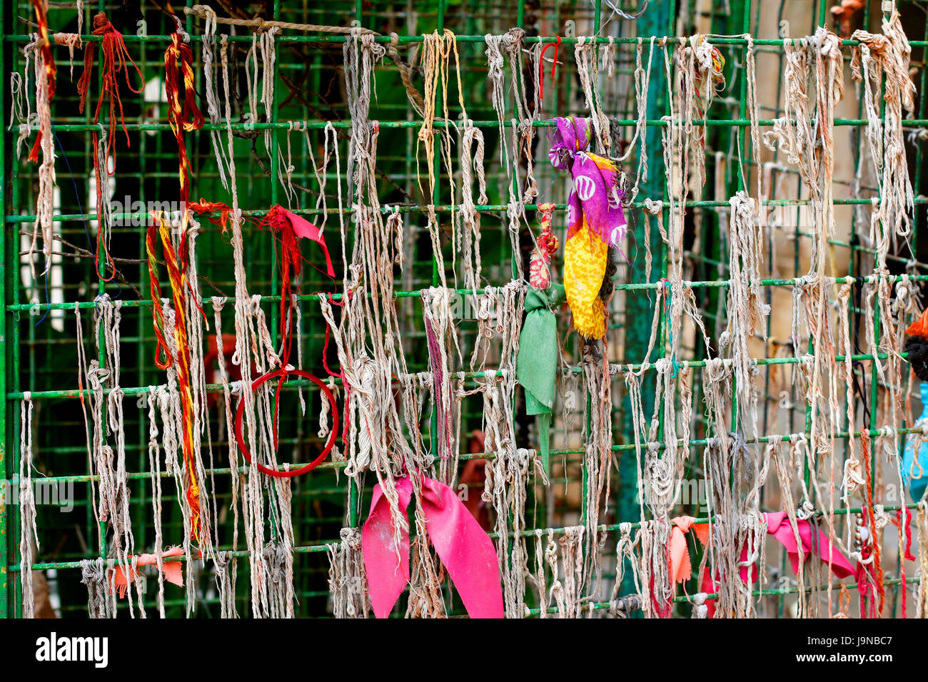 Un ferro finestra web di Shri galta ji mandir (tempio delle scimmie) con molti thread legato su di esso , che mostra la fede, la fede in Dio che mostra anche la superstizione. Foto Stock Un ferro finestra web di Shri galta ji mandir (tempio delle scimmie) con molti thread legato su di esso , che mostra la fede, la fede in Dio che mostra anche la superstizione. Foto Stock