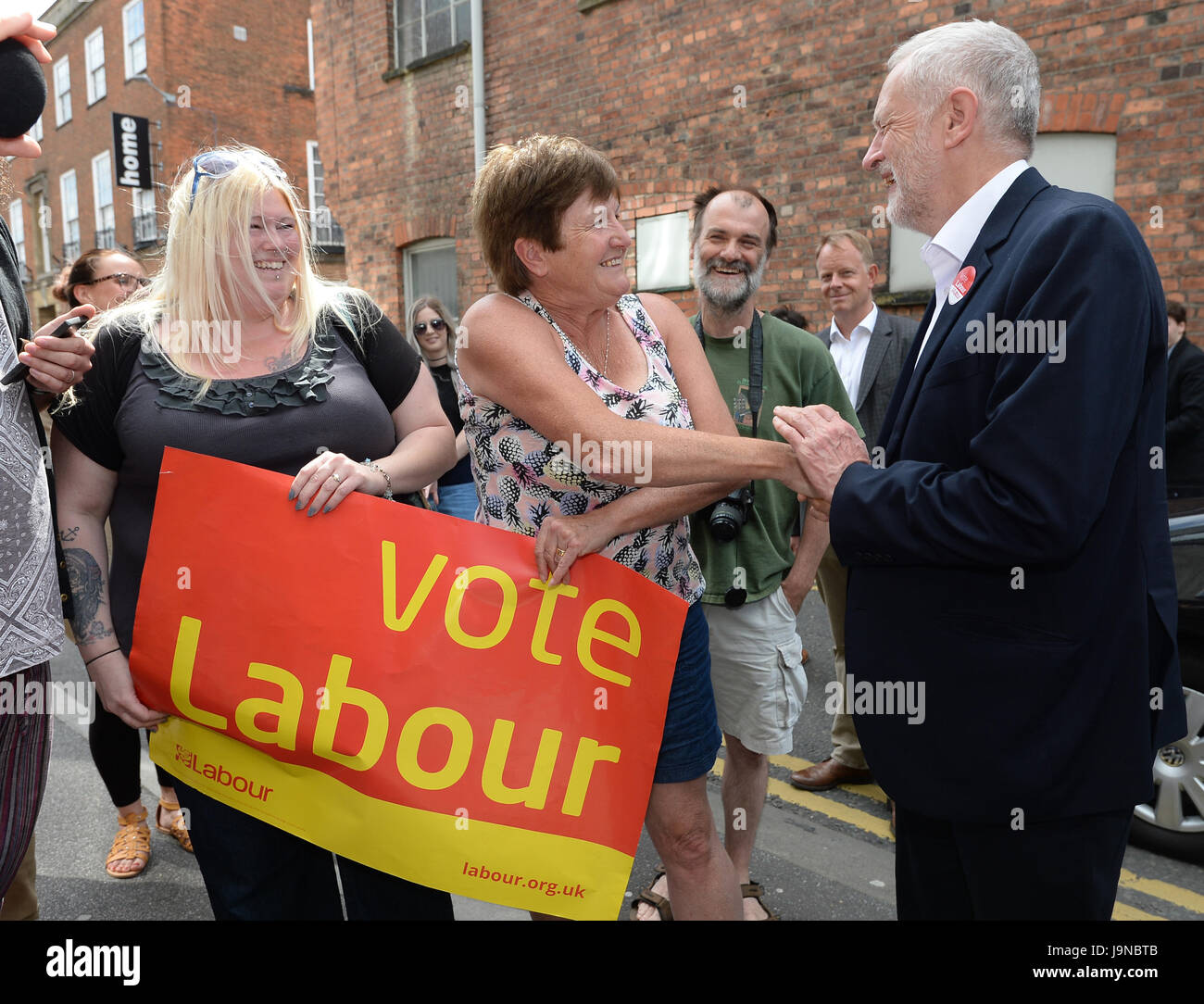 Leader del partito laburista Jeremy Corbyn incontra sostenitore Geraldine Braybrooke, un ex minatore della moglie e il minatore della figlia, come egli arriva a parlare di un gruppo di pensionati in età di UK a Lincoln, durante una campagna elettorale evento in Lincoln. Foto Stock