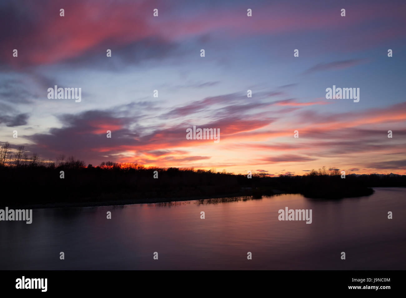 Tramonto al fiume Ticino, Italia. Foto Stock