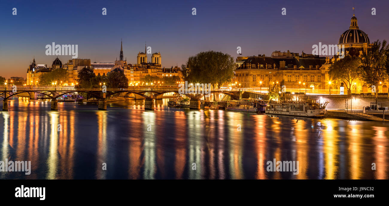Alba sulla Ile de la Cite e il Fiume Senna con vista sull'Istituto Francese e Pont des Arts. 4a e 6circondari. Parigi, Francia Foto Stock