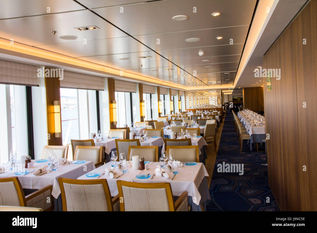 Sala da pranzo con angoli silenziosi che si affacciano sull'oceano per piccoli gruppi. Foto Stock