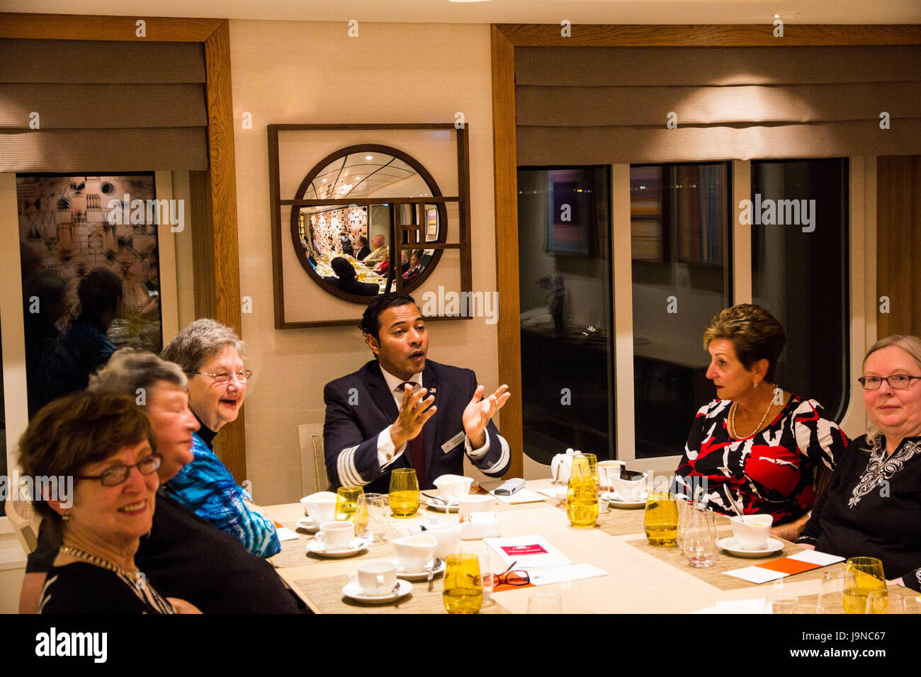 Viking Hotel Mare General Manager Sujith Mohan presiede una cena raduno degli Chef del tavolo, una piccola sala da pranzo privata sul ponte 1. Foto Stock