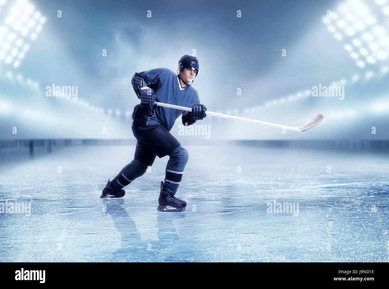 Giocatore professionale del hockey di ghiaccio tiro, stadio su sfondo. Pattinaggio su ghiaccio Foto Stock