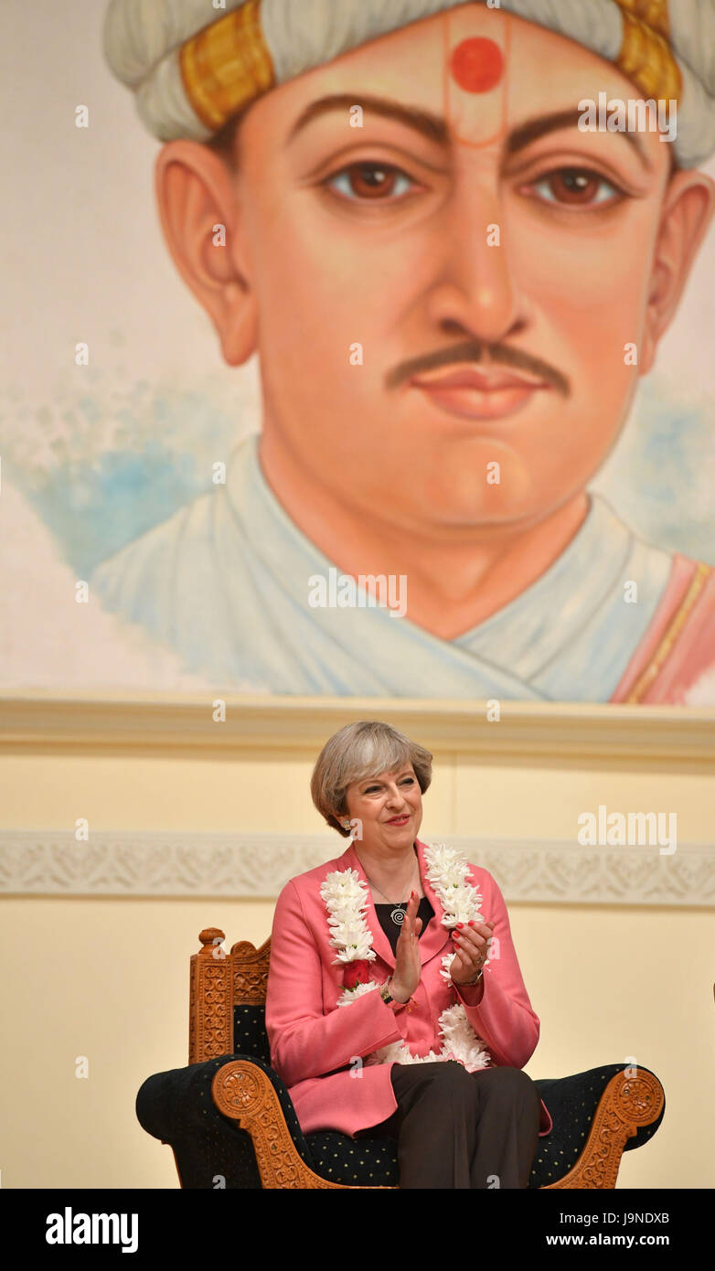 Il primo ministro Theresa Maggio durante la sua visita al tempio indù, BAPS Shri Swaminarayan Mandir, in Neasden, Londra. Foto Stock Il primo ministro Theresa Maggio durante la sua visita al tempio indù, BAPS Shri Swaminarayan Mandir, in Neasden, Londra. Foto Stock