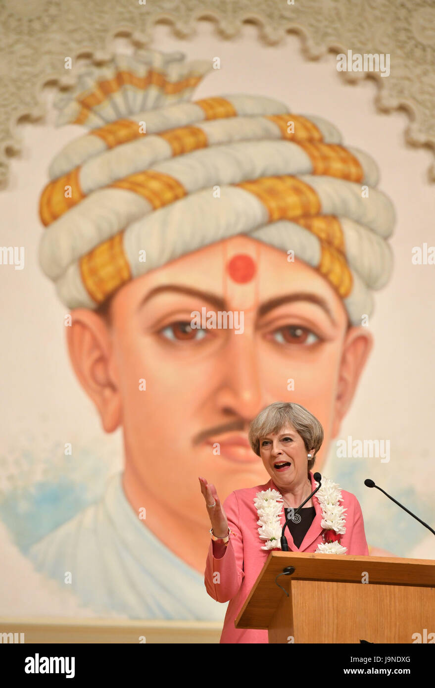 Il primo ministro Theresa Maggio durante la sua visita al tempio indù, BAPS Shri Swaminarayan Mandir, in Neasden, Londra. Foto Stock Il primo ministro Theresa Maggio durante la sua visita al tempio indù, BAPS Shri Swaminarayan Mandir, in Neasden, Londra. Foto Stock