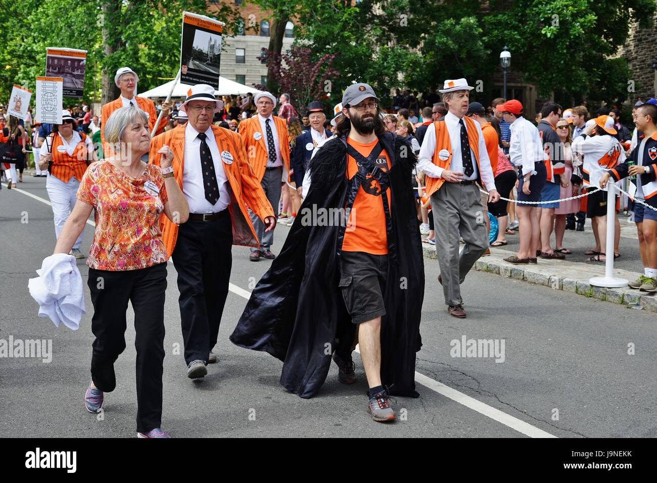 Università di Princeton alumni vestito in arancione e nero marzo gioiosamente alla P-rade, la pietra angolare del New Jersey del collegio Riunioni annuali Foto Stock