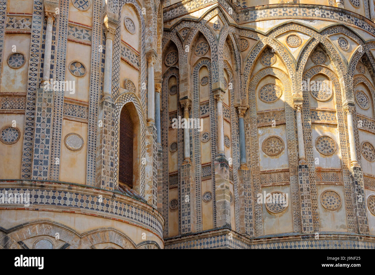 Decorazioni geometriche sull'esterno dell'abside della Cattedrale Metropolitana Foto Stock