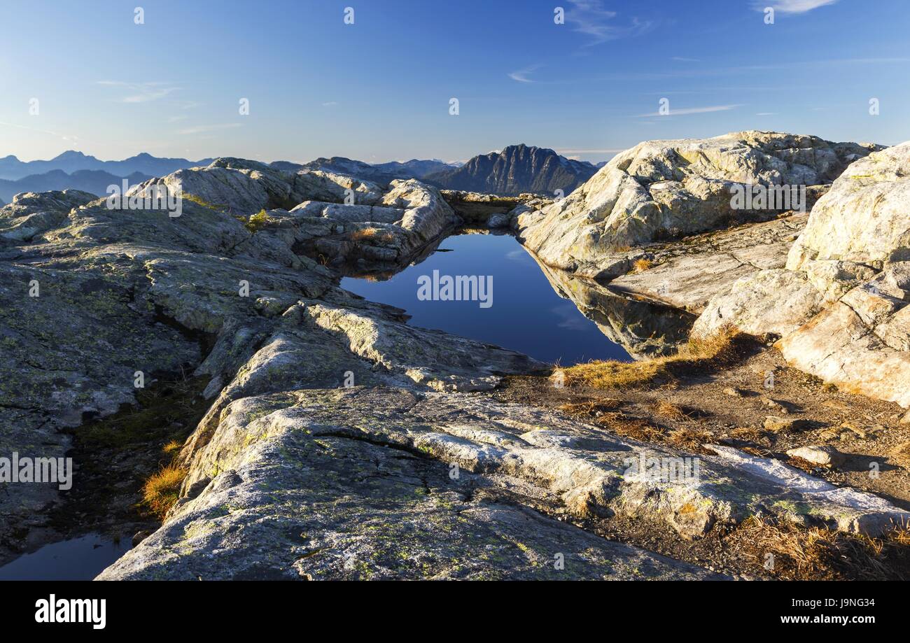 Fessura d'acqua, vista panoramica del cielo blu di Seymour Mountain Peak. Escursione panoramica di una giornata di sole sulle North Shore Mountains, nella parte nord-occidentale del Pacifico Vancouver BC Canada Foto Stock