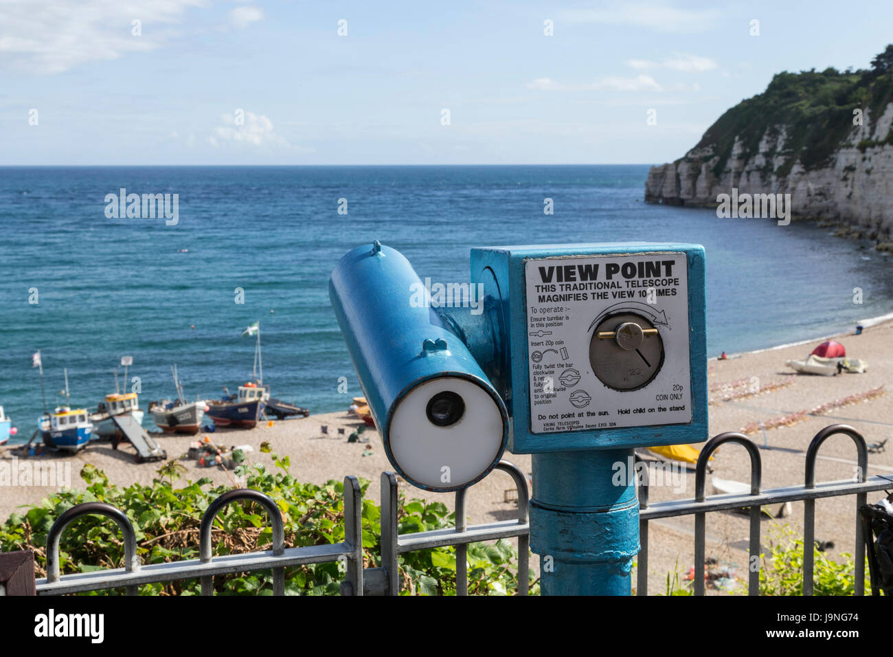 Un punto di vista dal telescopio che si affacciano sulla baia di birra, Devon, un grazioso villaggio di pescatori sulla Jurassic Coast. Foto Stock