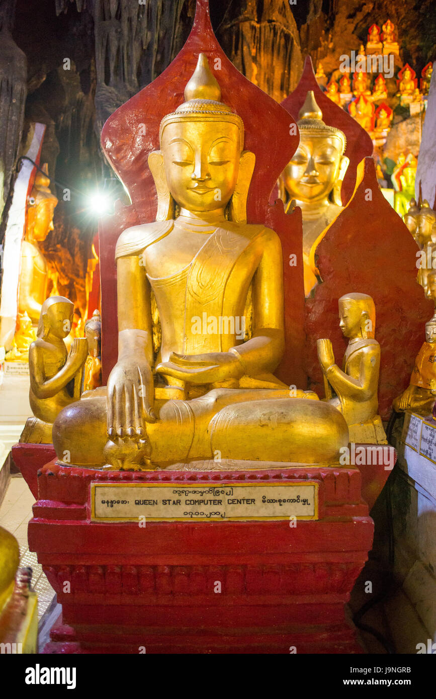 Una statua di Buddha nella grotta di Pindaya, Myanmar. Foto Stock