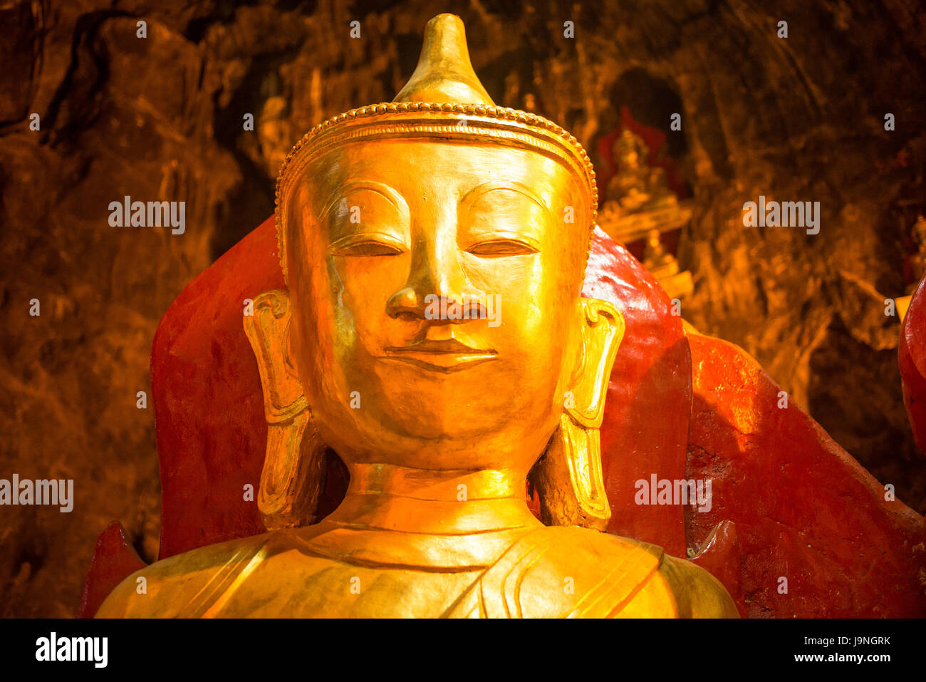 Una statua di Buddha nella grotta di Pindaya, Myanmar. Foto Stock
