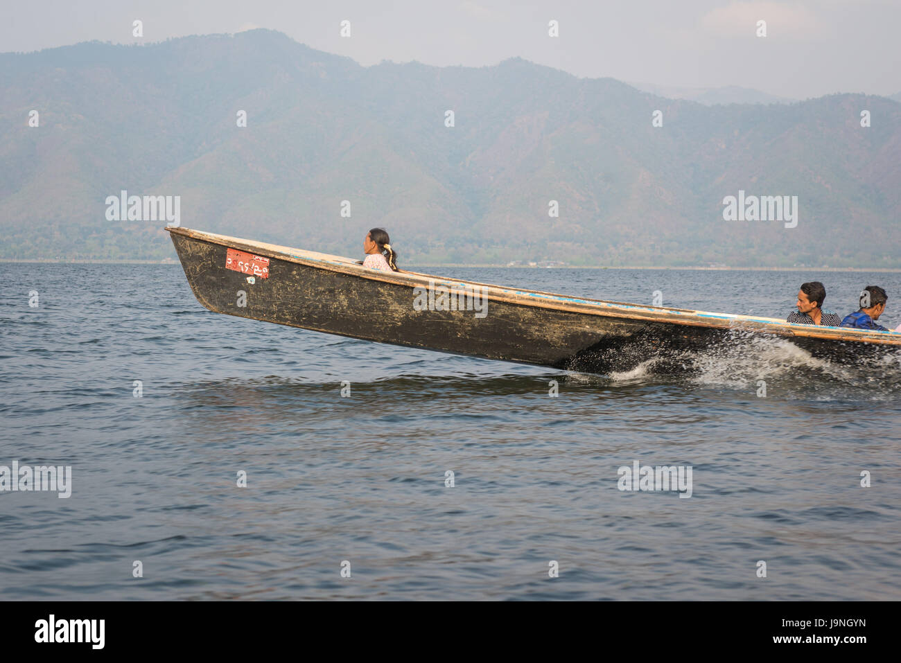 Viaggiare in un motoscafo sul Lago Inle, Myanmar. Foto Stock