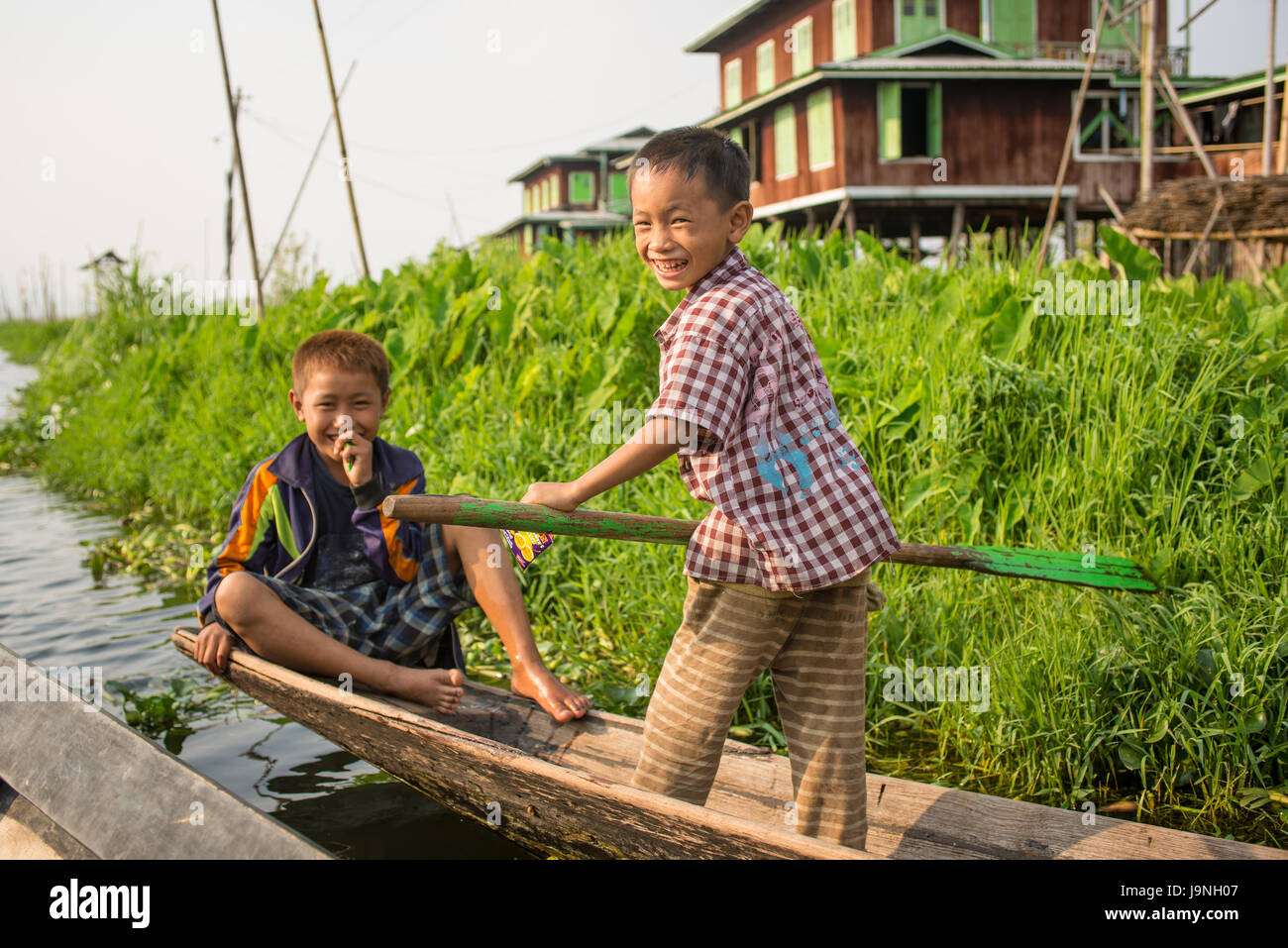 Due ragazzi felice in una barca. Lago Inle, Myanmar. Foto Stock
