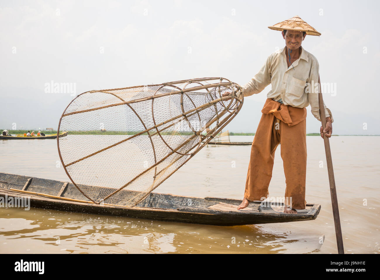 Un pescatore al Lago Inle, Myanmar. Foto Stock