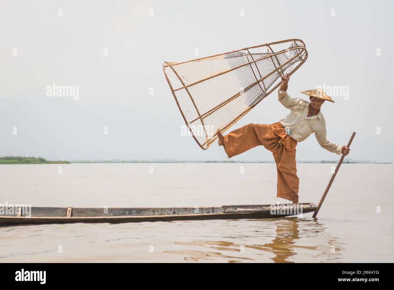 Un pescatore in posa per una foto. Lago Inle, Myanmar. Foto Stock