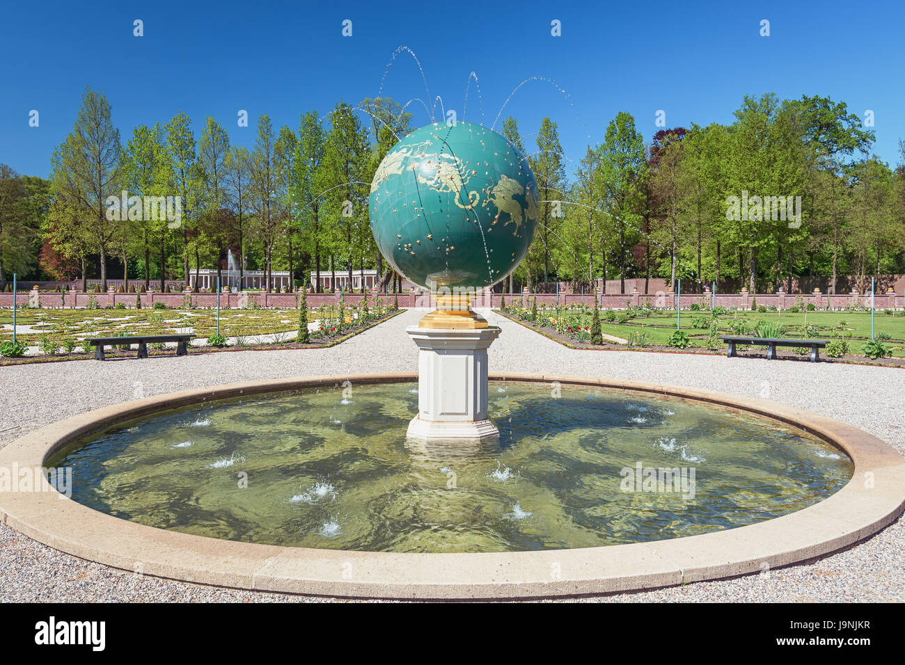 Apeldoorn, Paesi Bassi, 8 Maggio 2016: gli scavi nel globo celeste nel posto giardino Het Loo, rappresentano lo zodiaco. In aggiunta, un gild Foto Stock