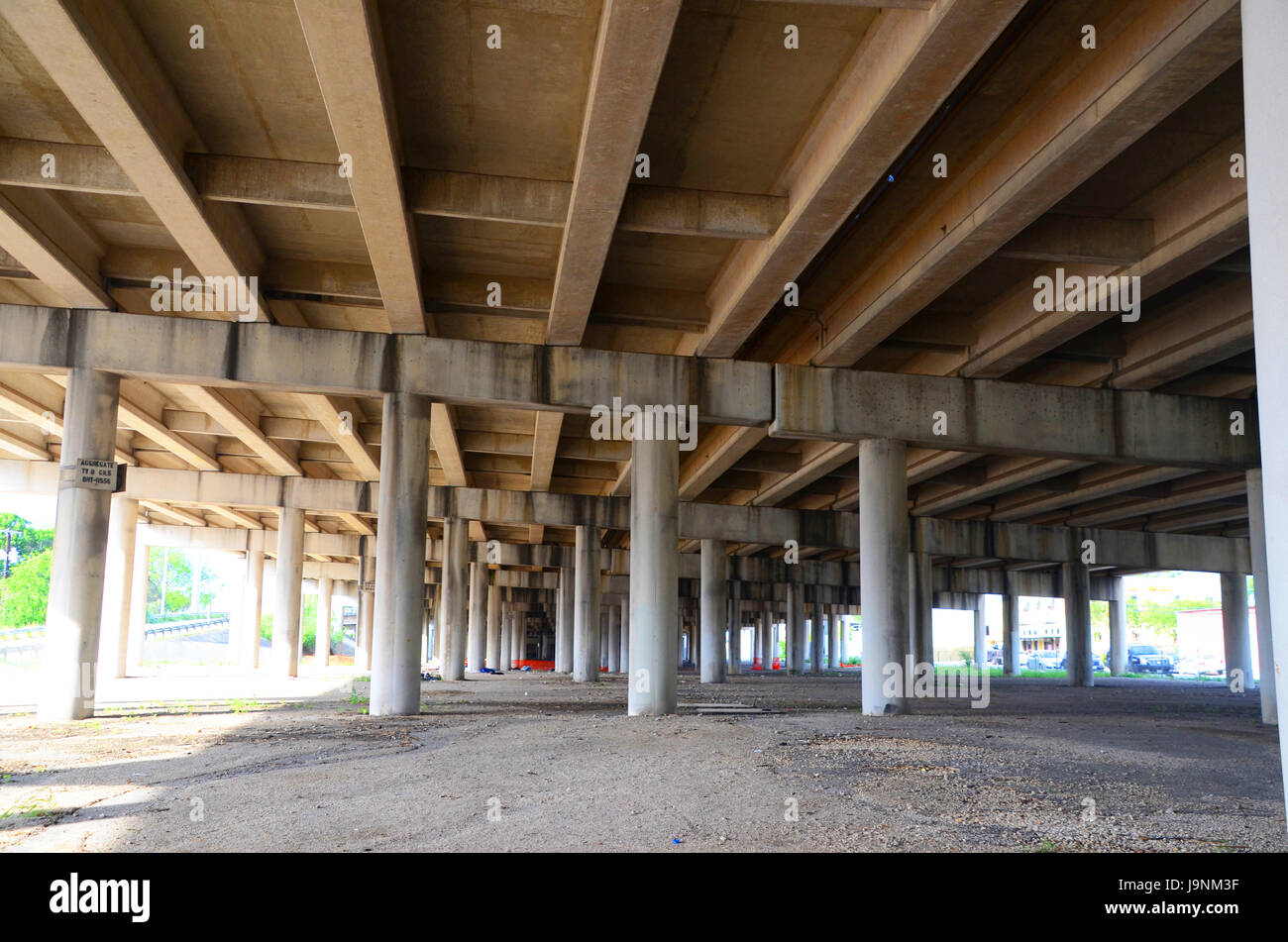 La parte inferiore della Interstate 35 in san antonio texas usa con supporti in calcestruzzo Foto Stock