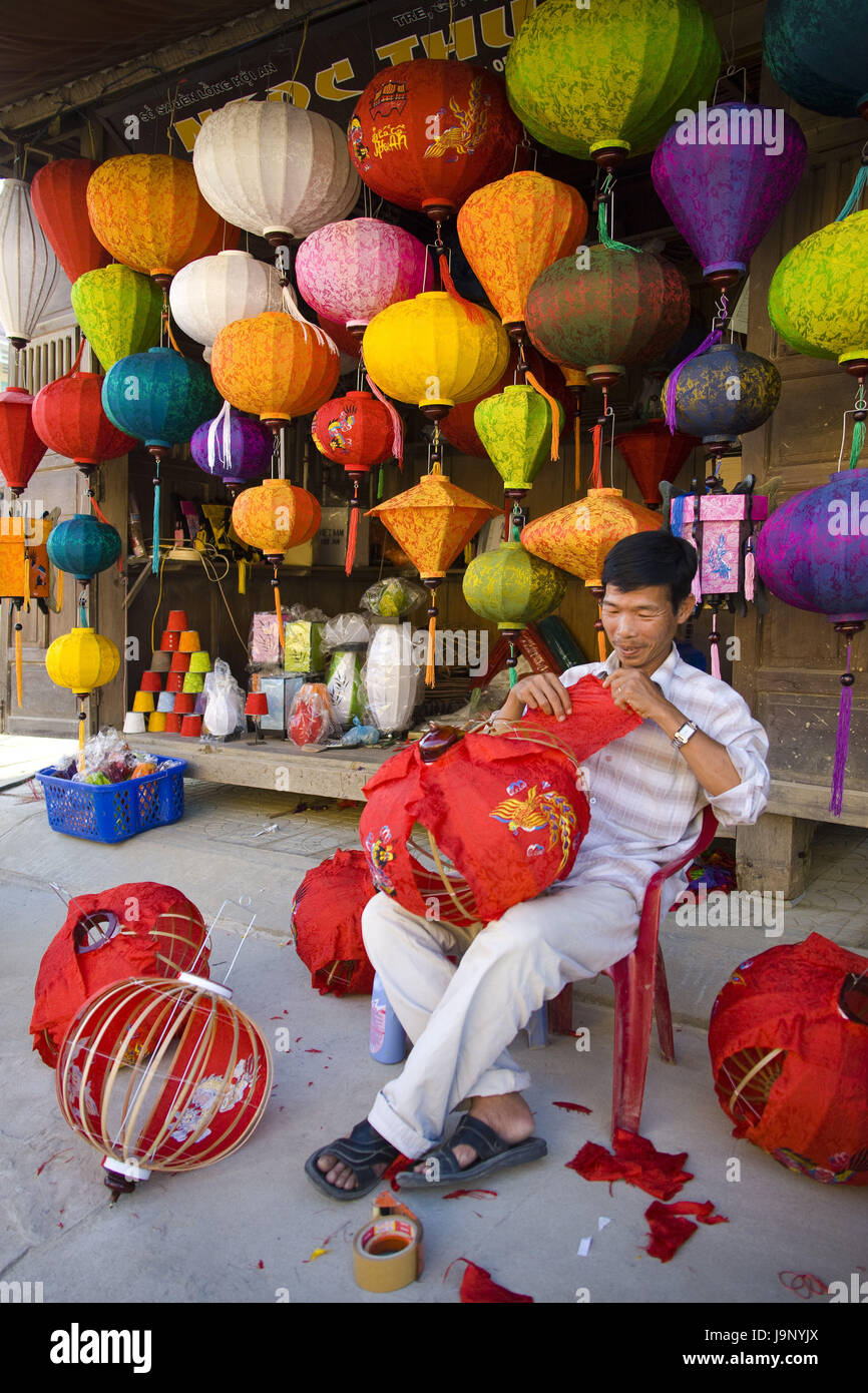 Il Vietnam,Hoi In,l'uomo,la produzione della lampada, Foto Stock