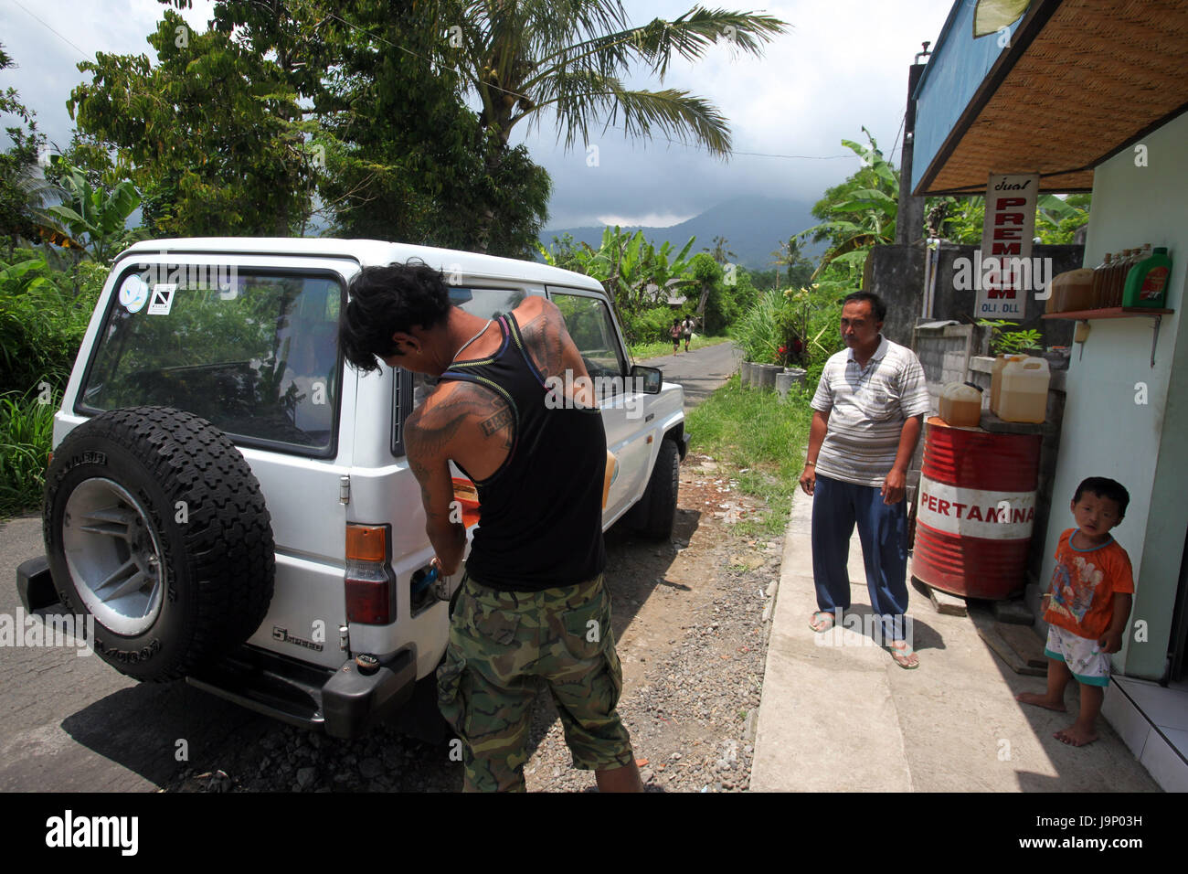 Indonesia,Bali,isola,Ubud,auto,noleggio auto, jeep,benzina,il rifornimento,round trip,stazione di riempimento,l'economia,persona,nessun modello di rilascio, Foto Stock