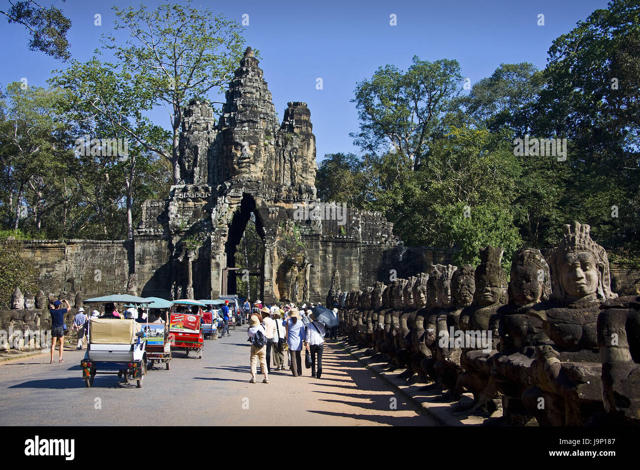 Cambogia,Siem Reap,Angkor Wat,Angkor tempio Tohm,cancello sud,caratteri di pietra,le protezioni e turisti, Foto Stock
