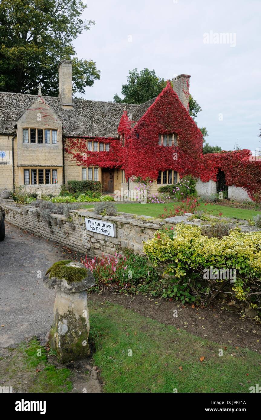 Il Prebendal, Thame, Oxfordshire. Un percorso attraverso il sagrato conduce alla Prebendal che sorge a ovest di St Marys.. Foto Stock