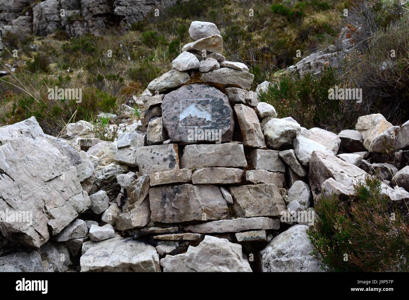 I marcatori di pietra sul Beinn Eighe Mountain Trail riserva naturale nazionale verso il Loch Maree e montagne Slioch Scozia UK GB Foto Stock