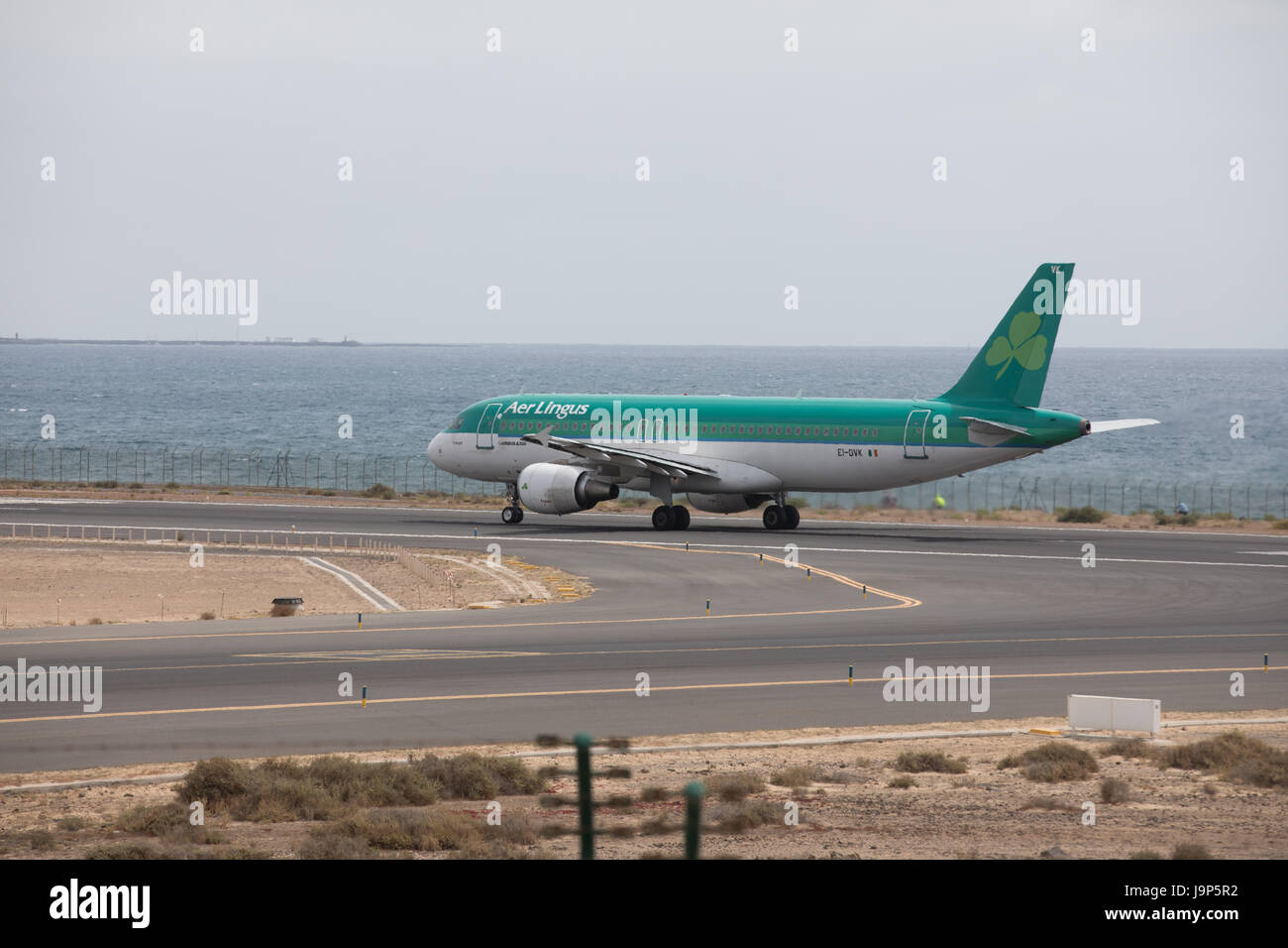 ARECIFE, Spagna - Aprile 15 2017: Airbus A320 di Aer Lingus pronto al decollo a Lanzarote Airport Foto Stock
