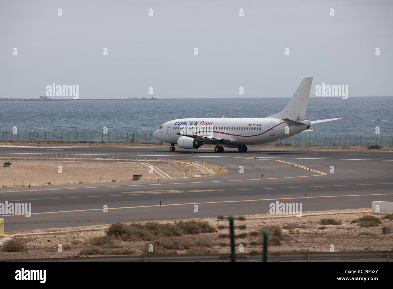 ARECIFE, Spagna - Aprile 15 2017: Boeing 737 - 300 COBREX Trans pronto al decollo a Lanzarote Airport Foto Stock