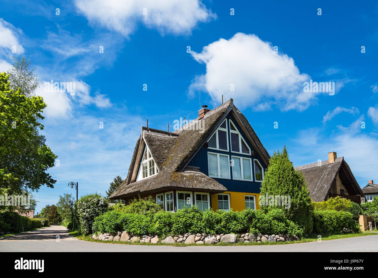 Edifici, alberi e nuvole in Wiek, Germania. Foto Stock Edifici, alberi e nuvole in Wiek, Germania. Foto Stock